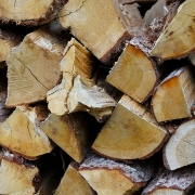 Welke houtsoorten zijn geschikt om mee te stoken?