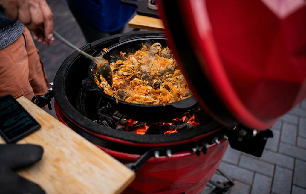 Kun je haardhout in een barbecue of kamado gebruiken