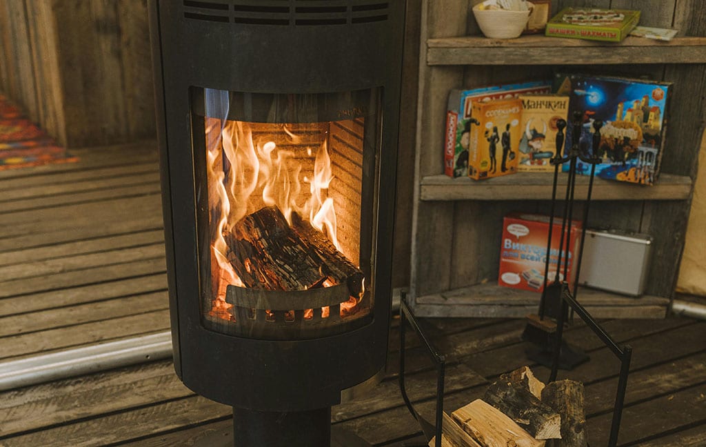 Houtkachel onder een overkapping: Wat zijn de regels?