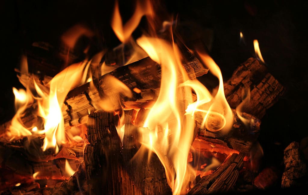 Hoe droog haardhout moet zijn voor een schone en efficiënte verbranding