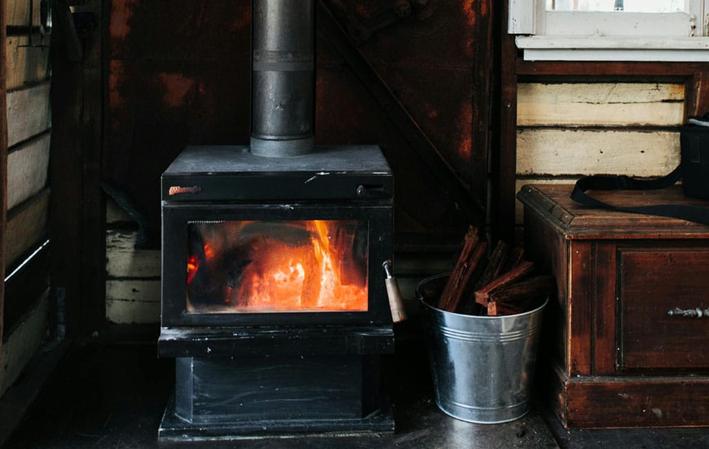 Waar u op moet letten bij een houtgestookte werkplaatskachel?