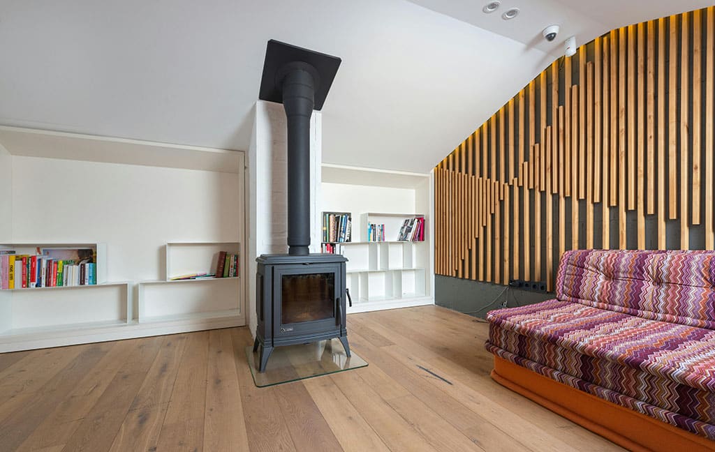 Hoe werkt een veilige dakdoorvoer voor een houtkachel?