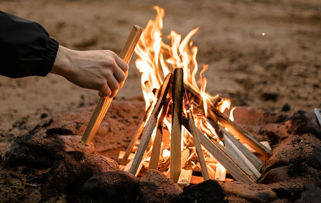 Kampvuur maken: de opbouw tipi, blokhut of dakvorm voor goede trek